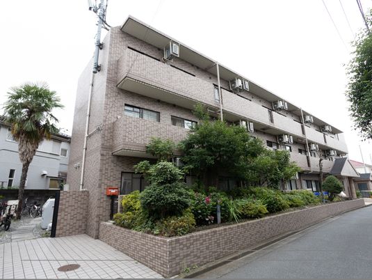 緑豊かな外観の建物