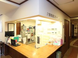 明るい受付カウンター