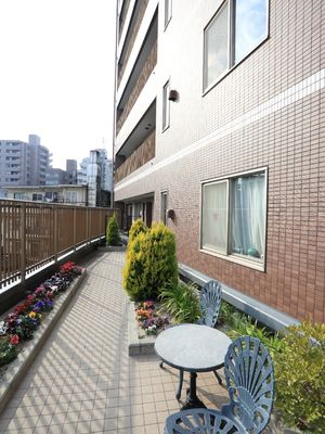 屋外の休憩スペース