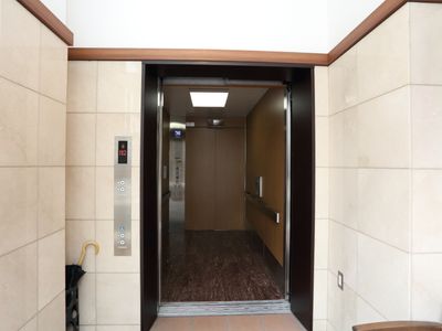 広々としたエレベーター前