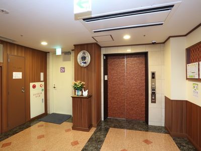 清潔な廊下のエレベーター