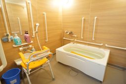 バリアフリー設計の浴室