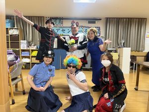 仲間と共にお祝いする瞬間