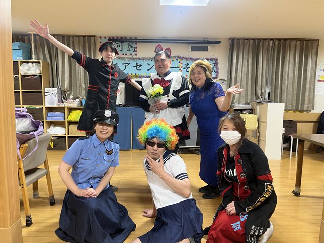 仲間と共にお祝いする瞬間 多目的室 チームワークあふれるスタッフによる楽しい行事の一コマ。明るい職場の雰囲気が伝わります。