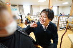 笑顔のスタッフと利用者