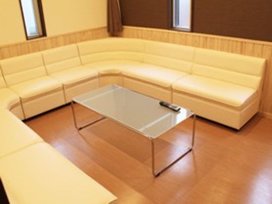 明るいソファ席のラウンジ  