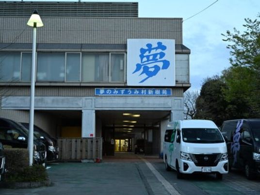 施設の外観と送迎車  