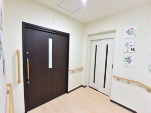 廊下に設置された扉と掲示物