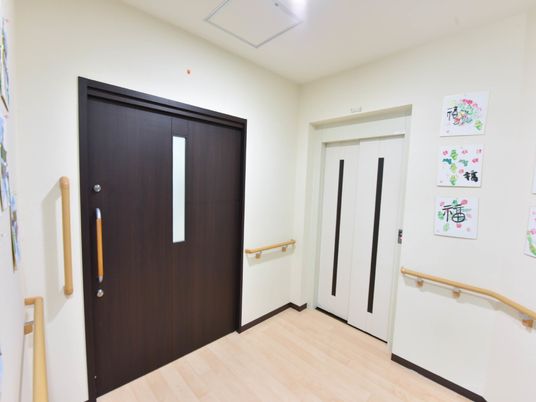 廊下に設置された扉と掲示物