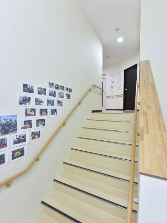 明るい階段と壁の写真