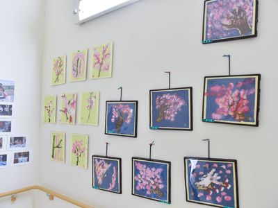 廊下の壁に掛けられた絵