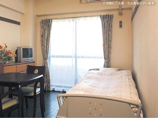 居室のベッドと机