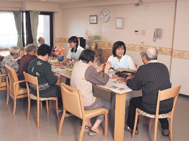 活動的な居室の一コマ レクリエーション ゆったりとした居室で、利用者が共同で楽しい手工芸に興じています。互いに会話を交わしながら、心地よい時間を過ごしている様子が伝わります。