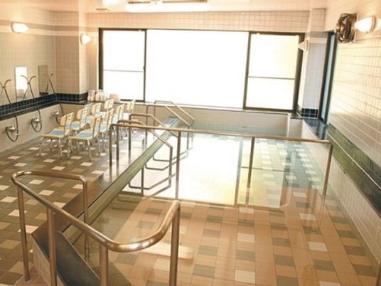 明るい浴室の広々空間