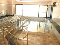 光が降り注ぐ浴室