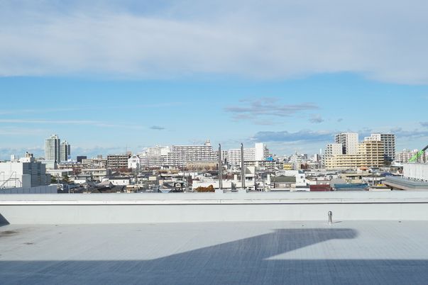 都市の景観と青空