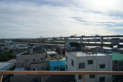 都市の景観と青空