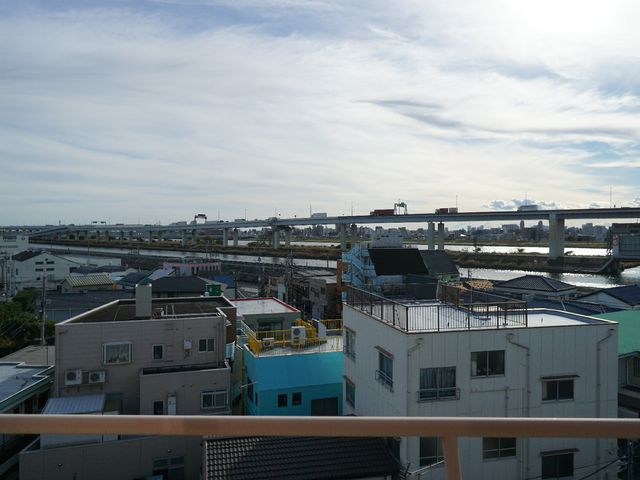 都市の景観と青空 景色 広々とした空と街並みが見渡せ、心地よい開放感を提供します。