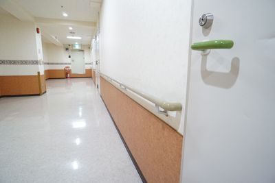 清潔な施設の廊下