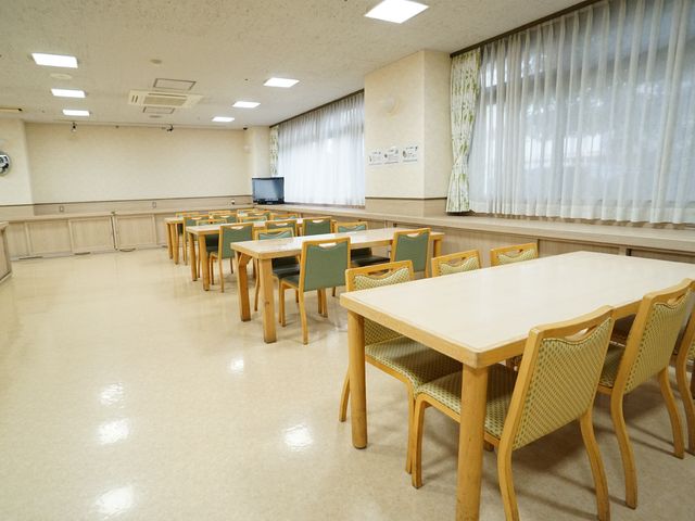 明るい食堂の一角 食堂 清潔感のあふれるダイニングで、心地よい食事の時を。
