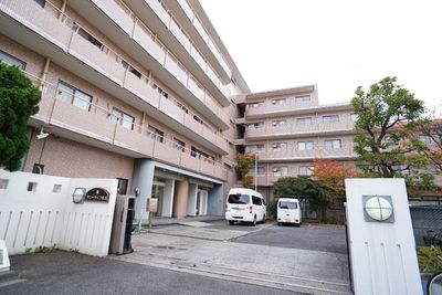 建物の外観と車両