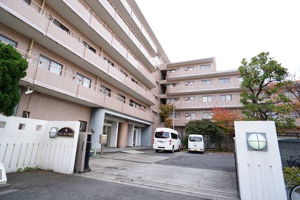 建物の外観と車両