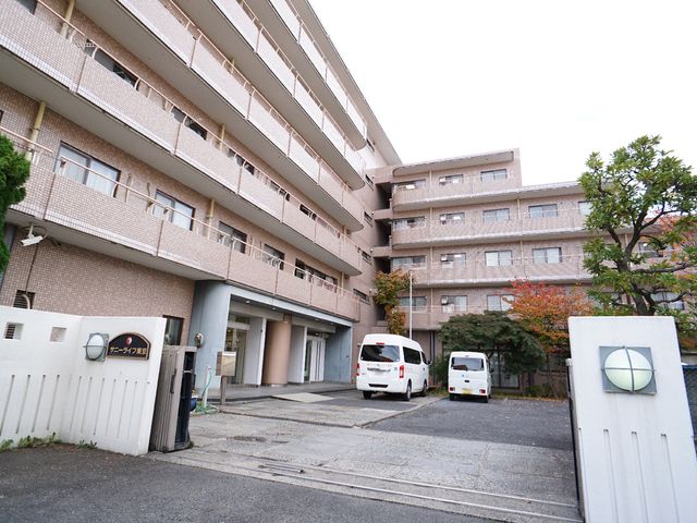 建物の外観と車両 外観 広々した敷地には清潔感ある建物があり、入り口も広く開放的です。