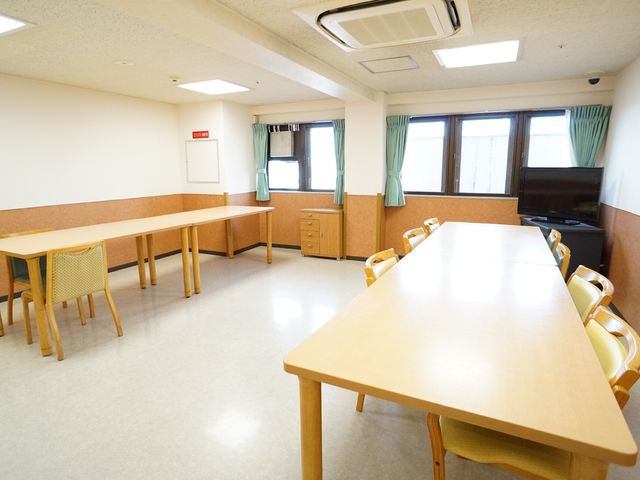 広い明るいレクリエーション空間 共有スペース ゆったりとした食事や憩いの場が確保され、日常生活の一コマを大切にしています。