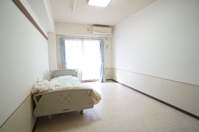 ベッドと窓のある居室