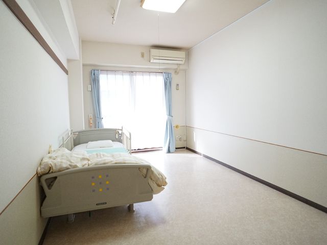 ベッドと窓のある居室 居室 窓際のベッドが確保された明るい空間です。心地よい環境での就業が可能です。