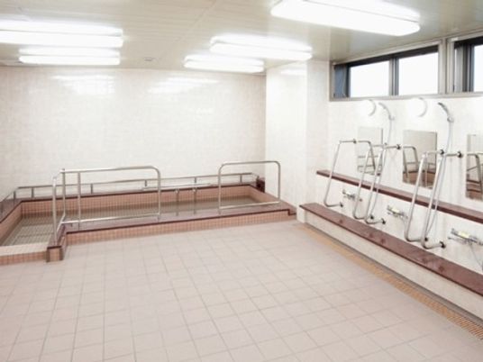広々とした清潔な浴室