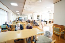 明るい食堂の様子