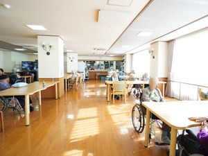 共有スペースで過ごす人々