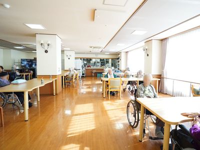 共有スペースで過ごす人々