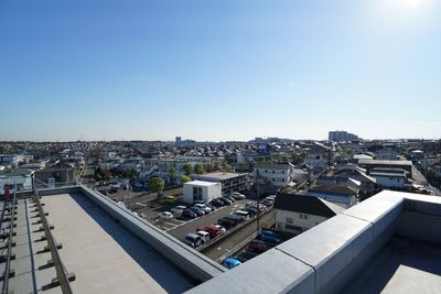 都市の景色を望むテラス