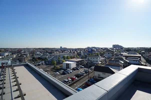 都市の景色を望むテラス