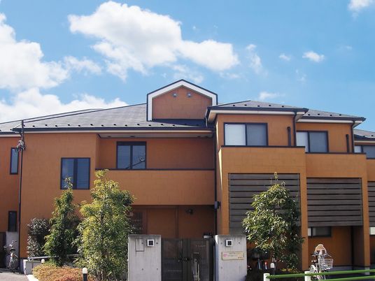 暖色系の外観の建物
