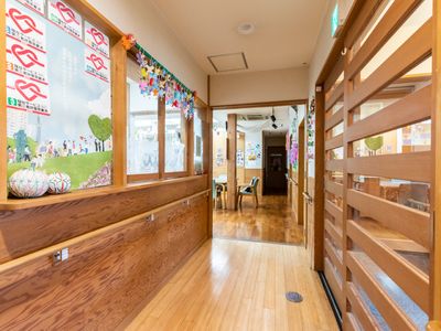 木目調の廊下と掲示物
