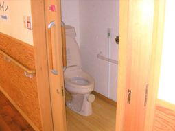 手すり付きトイレの様子
