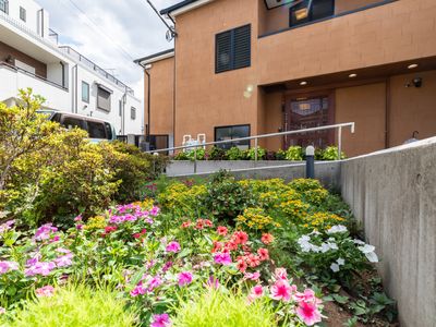 色とりどりの花々と建物