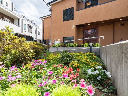 色とりどりの花々と建物
