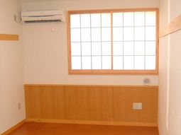 明るい室内と窓の空間
