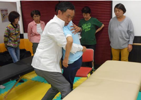 訓練の様子の機能訓練室  