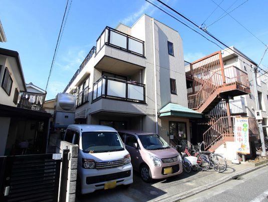 日差し入る施設の外観