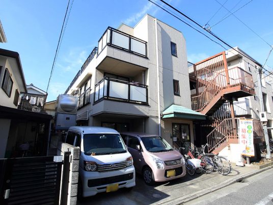 日差し入る施設の外観