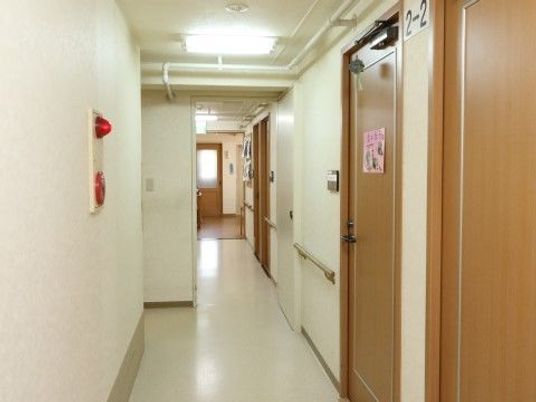 清潔な施設の廊下