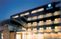 広々とした建物外観