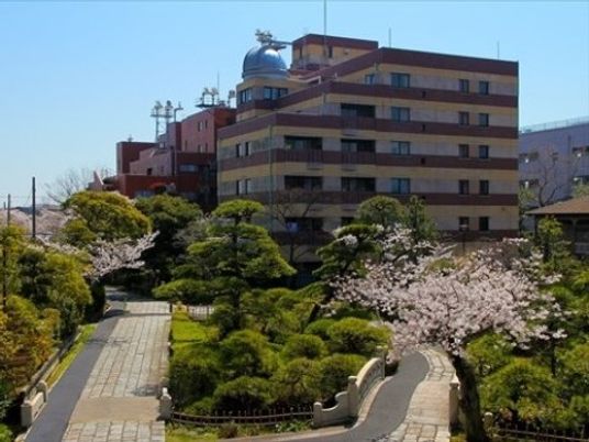 桜並木と共に建つ建物