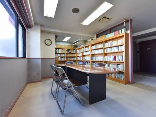 図書スペースの壁際