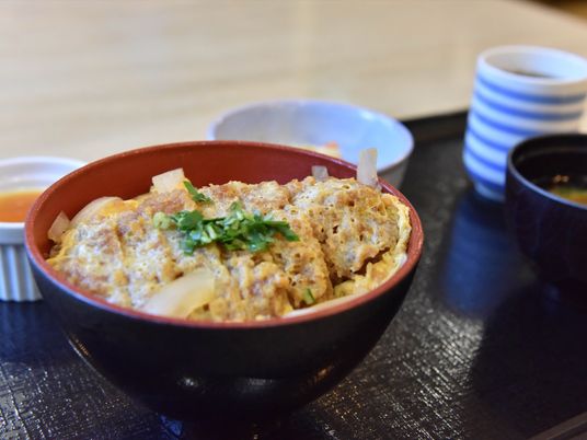  温かい料理と飲み物  